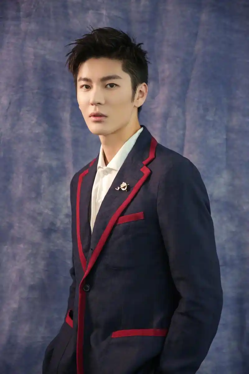 演员王嘉身穿学院风休闲西装亮相"赞赞新时代"新青年榜样艺人荣耀盛典