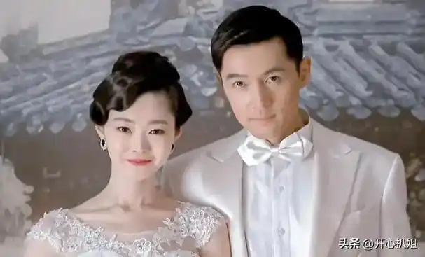 胡歌在朝鲜和宋轶一起担任主持人两人都穿喜庆的红色衣服