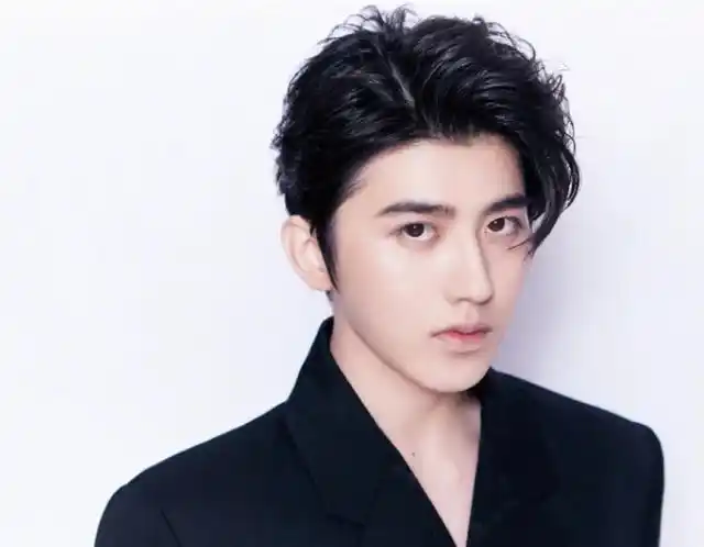 蔡徐坤终于不要中分头了,看到他的三七分,妈妈我突然恋爱了