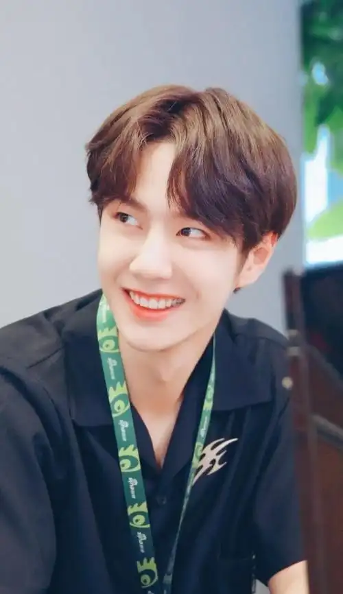 王一博的牙来看看王一博这一口大白牙笑容满分