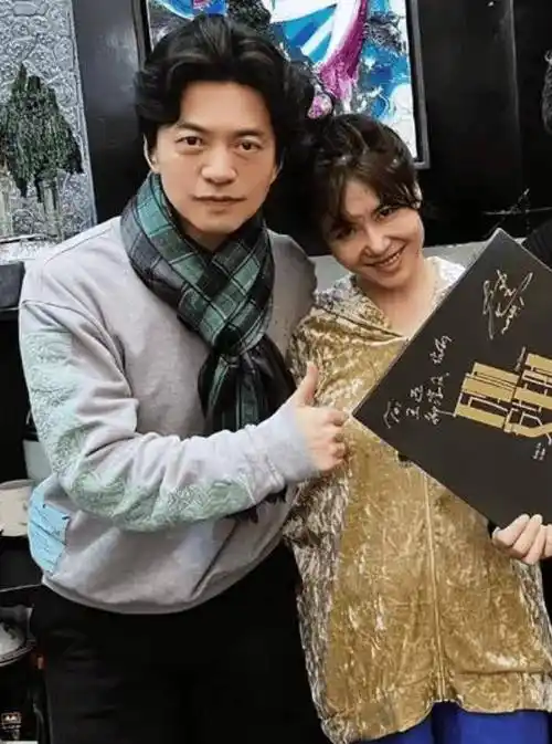 原创50岁李健带娇妻国外约会结婚25年膝下无子夫妻青梅竹马感情好