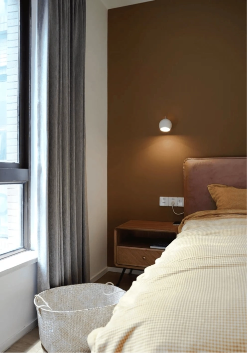 主卧,深棕色背景墙搭配暖光壁灯,有助于提高睡眠质量▲ 脏粉色靠背