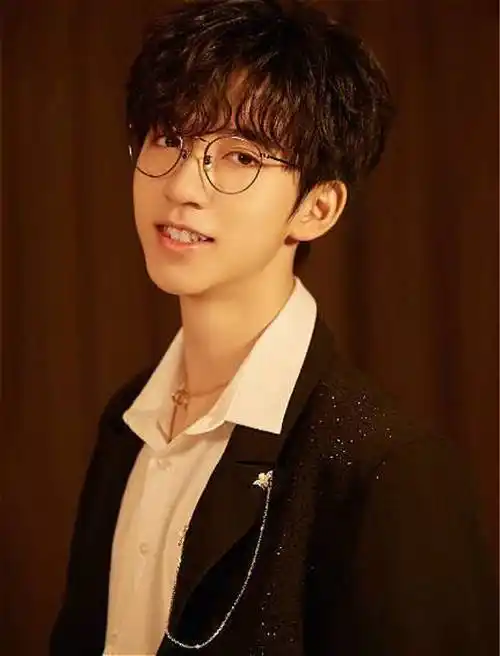 前辈》,tnt时代少年团成员,全是00后小鲜肉_刘耀文_作品_年轻人