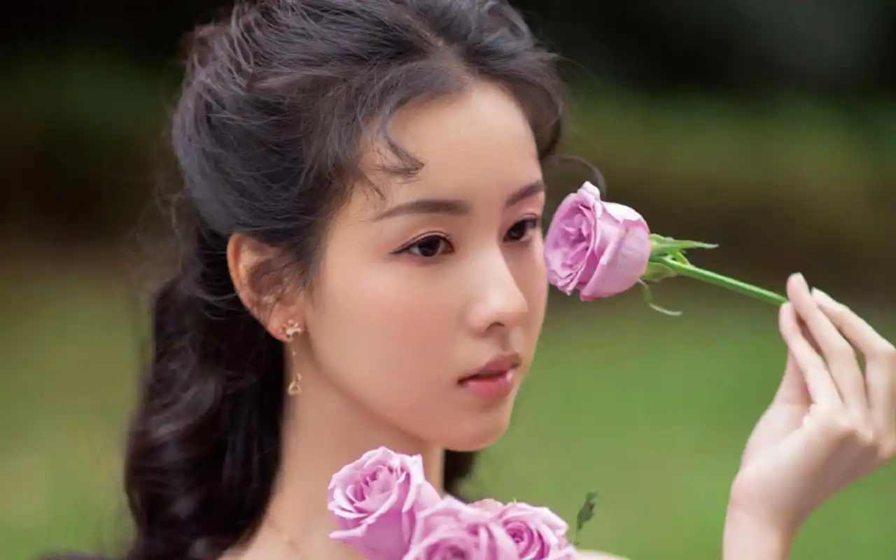 陈都灵紫色长裙唯美写真桌面壁纸