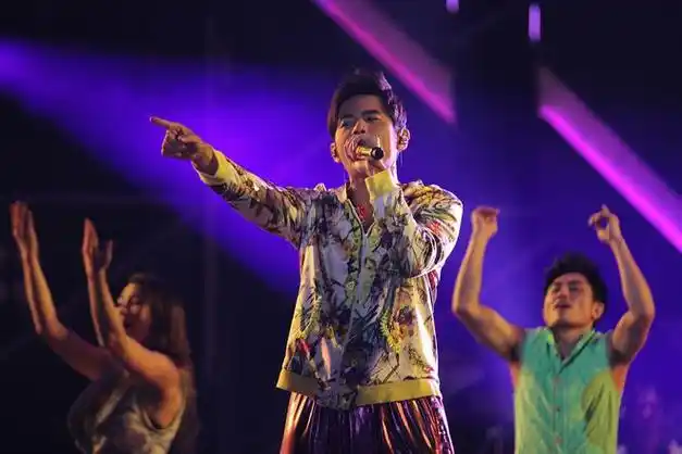 周杰伦演唱会再创神话歌迷沉醉在音乐海洋中