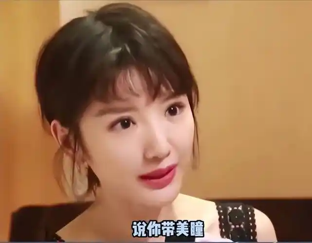 比如有一次去国外要办签证,因为证件照要求是素颜,毛晓彤就因为"美瞳"