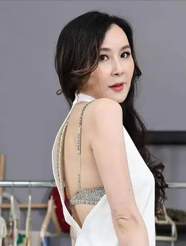 原创 51岁萧蔷近照曝光,皮肤紧致犹如冻龄,穿白背心气场太强