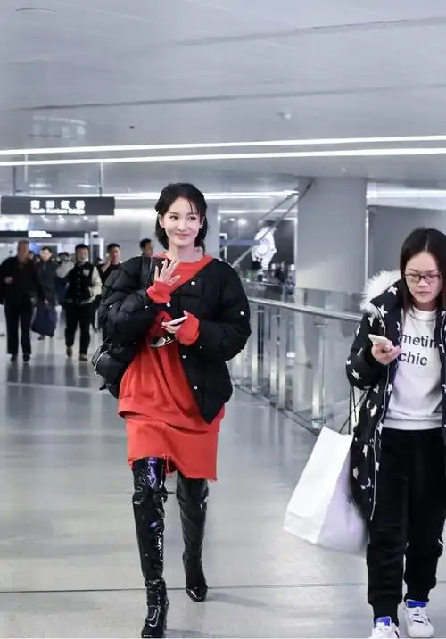 金晨不愧从小就在学舞骨感身材穿皮质长靴腿型笔直一点没缺陷