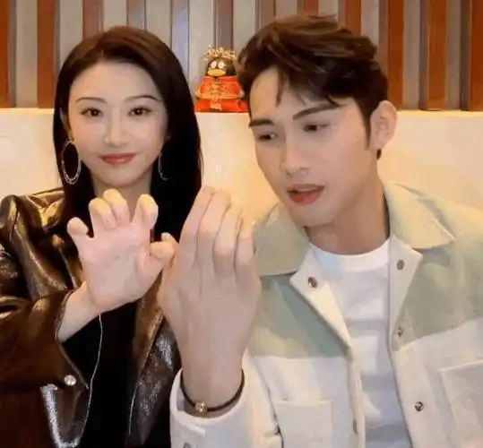 司藤扫楼生图景甜穿荧光绿却白到发光张彬彬的大头抢镜