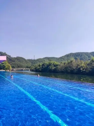 水底山温泉庄园无边泳池