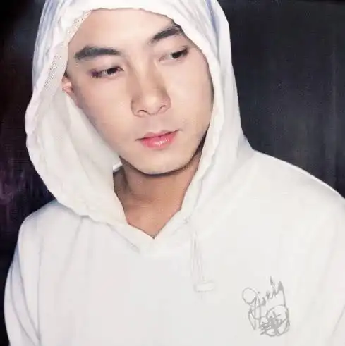 张卫健穿上了帅气的白色卫衣,戴上了帽子,似乎这么多年来自己从未老去