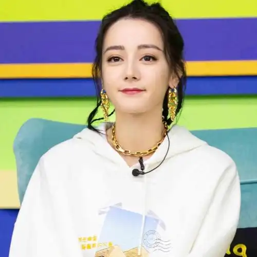 迪丽热巴活力气质头像