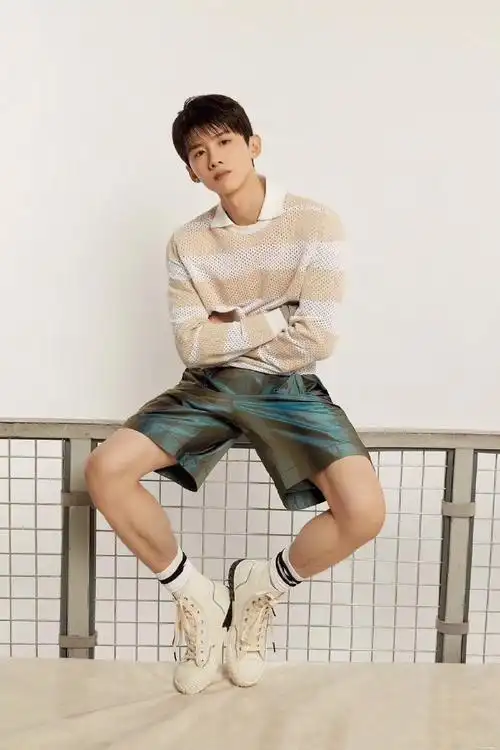 白敬亭运动风时尚写真图片