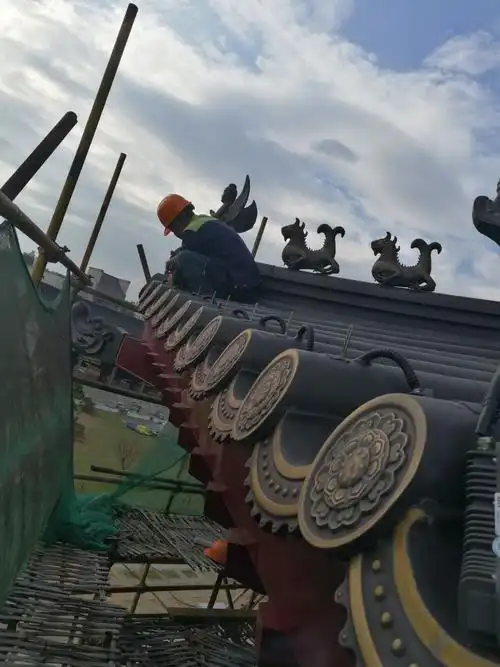 首层飞檐屋面亮化瓦楞灯安装.