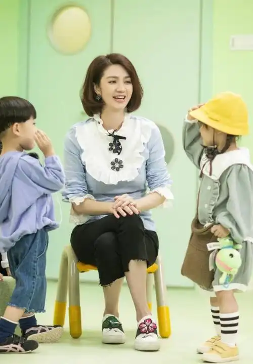 洪欣49岁生日不见张丹峰,穿工装裤只有女儿陪