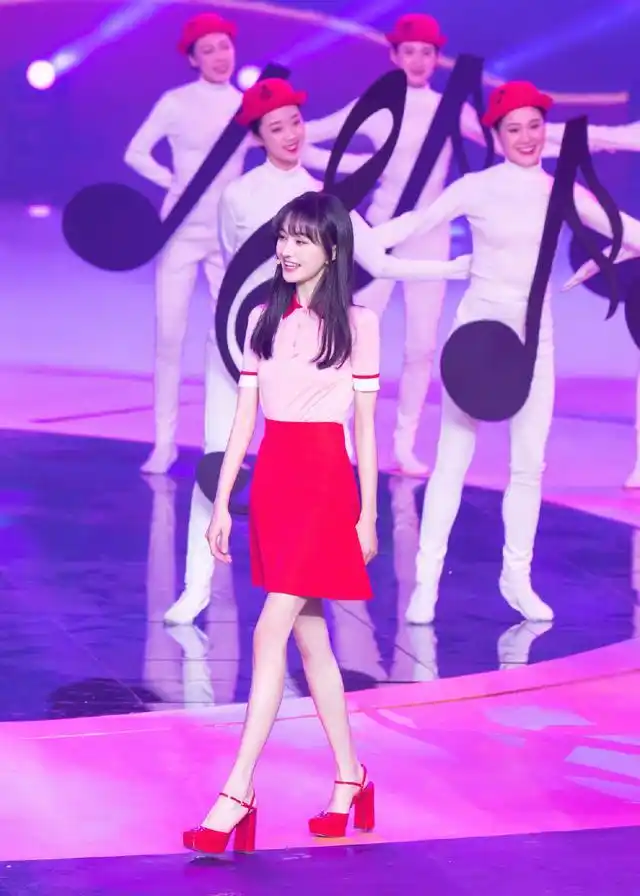 郑爽回归事业衣品也飙升,穿字母t打卡薇娅直播间,再次美成初恋