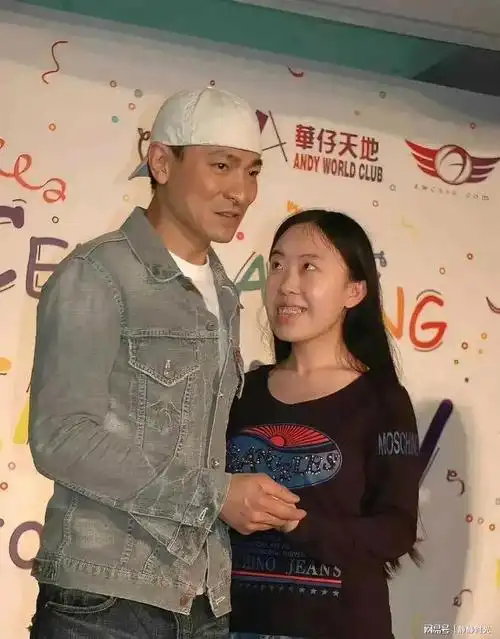 这是刘德华当年和铁粉杨丽娟的合影,杨丽娟的眼神值得回味