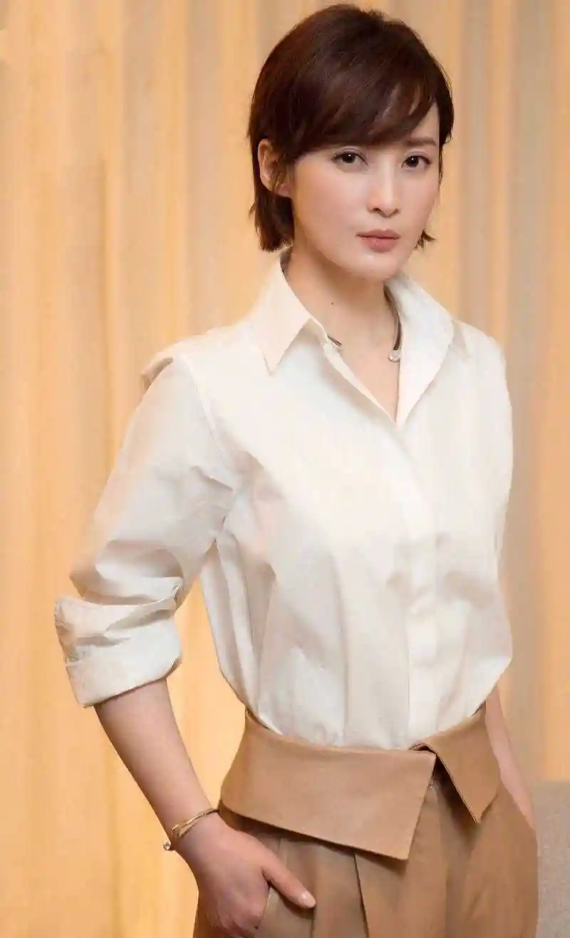 岁月从不败美人44岁蒋勤勤白色上衣喇叭裤和年轻时一样漂亮