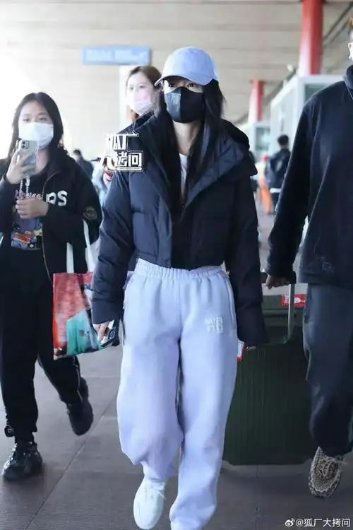 实力演员李沁今日北京机场生图出炉啦沁沁好漂亮啊