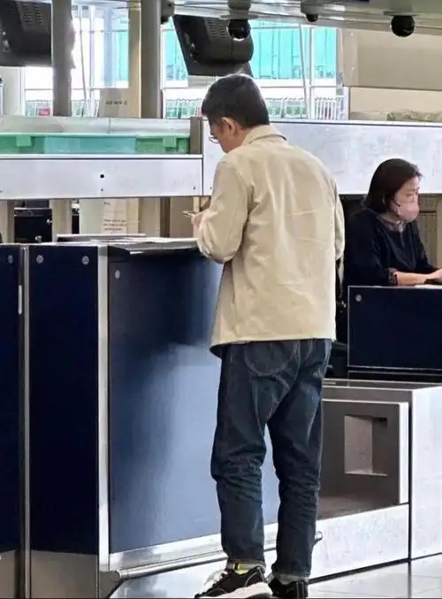 梁朝伟夫妇差距太大了他走机场穿衣朴素犹如路人老婆风韵犹存