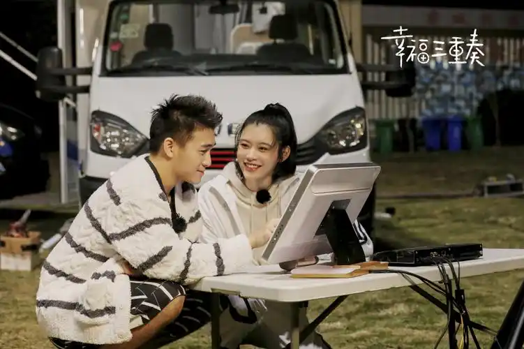 奚梦瑶何猷君《幸福三重奏》展现年下恋魅力 中二直男"过招"反矫直女