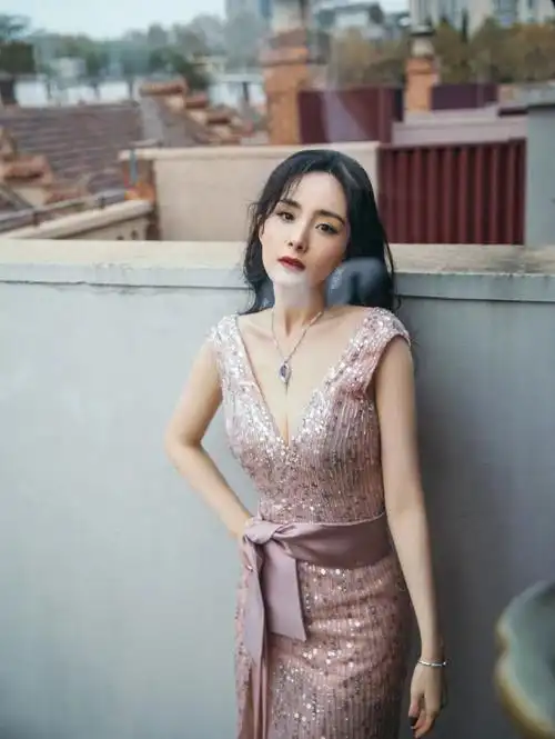 杨幂壁纸胸中对你的爱意雷霆万钧嘴上的喜欢却依旧云淡风轻