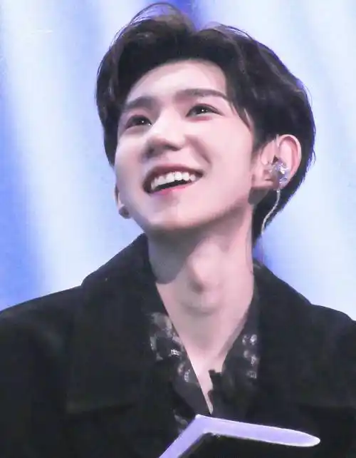 王源这个笑容也是温暖又治愈,微风和阳光都很喜欢这种少年,阳光更是恰