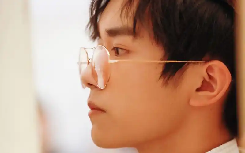 易烊千玺侧颜帅气高清图片壁纸