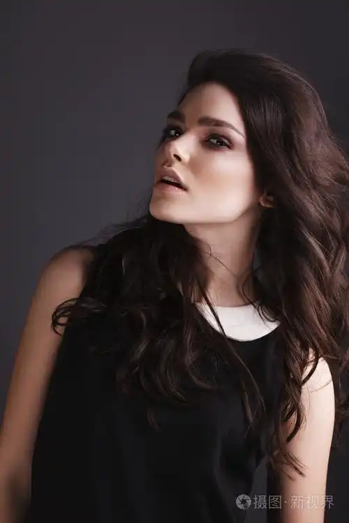 长头发的漂亮黑发女孩