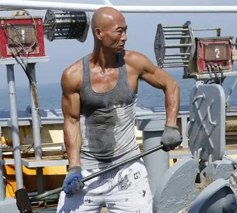 流浪艺人狂健身,《亮剑》独臂勇士携老婆超市装狠顺利取物