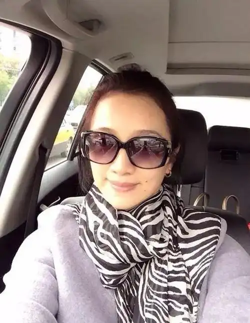 56岁特型演员刘劲,低调娶艺校老师,如今一家三口很幸福