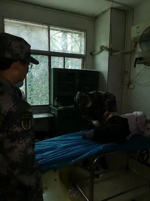 ▼普通外科李主任为患者仔细检查诊断病情