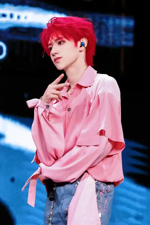 朱志鑫红发##今日星拍放送##全部都是你 单膝下跪##危险派对##夏天的