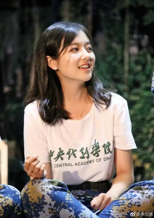 胡先煦李兰迪晒照宣布中戏军训结束,可至今未见易烊千玺归校
