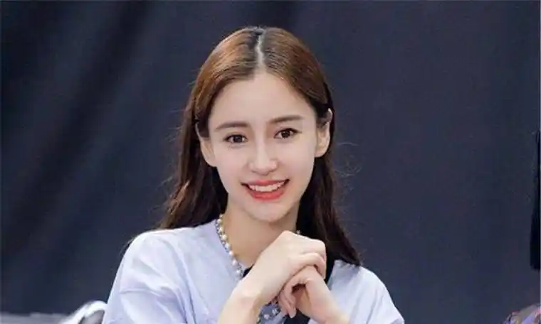 杨颖在十几岁的时候就开始作为小模特工作,收入也一般.