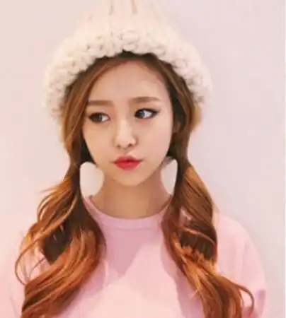 红色双马尾发型图片 青春活力双马尾发型就这样扎_马尾辫发型_西子