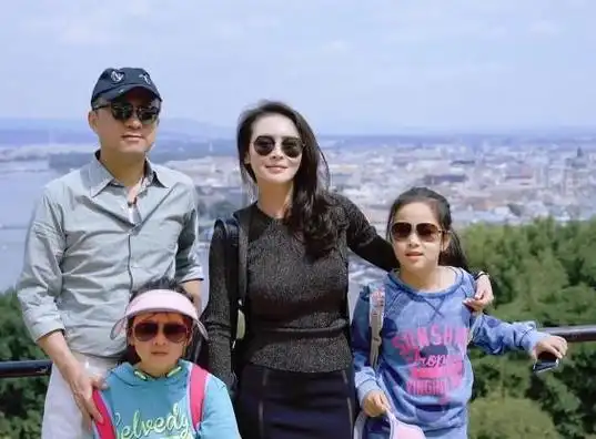 于明加晒出全家福,两个女儿都有酒窝,老公胡俊很帅气,幸福满满