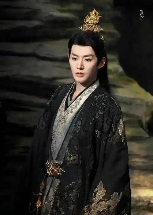 23新鲜事:肖战,杨紫,任嘉伦,檀健次,迪丽热巴,于适_时尚_周冬雨_李沁