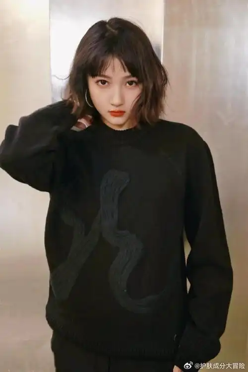 她的短发既展现出了一种独特的魅力,又有一种可爱的俏皮气息.