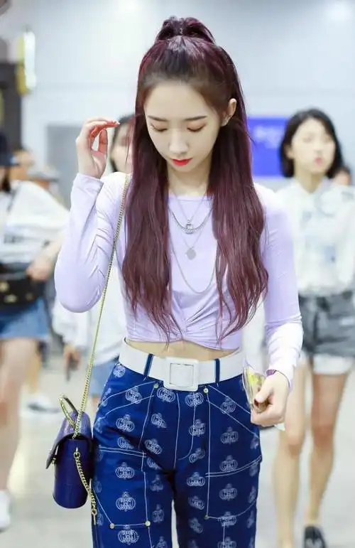 孟美岐这是瘦了多少?别人穿着太紧的t恤,她还能在腰上打个结