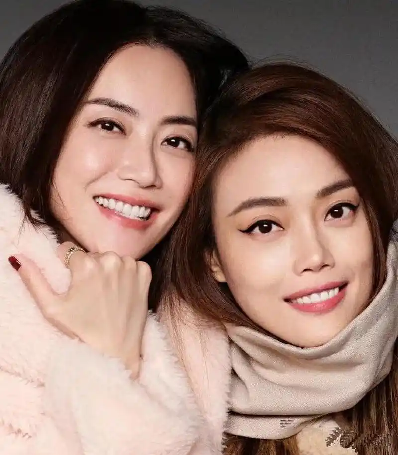 容祖儿和经纪人霍汶希一起出现在长沙机场,两位搭配得都很潮流,像一对