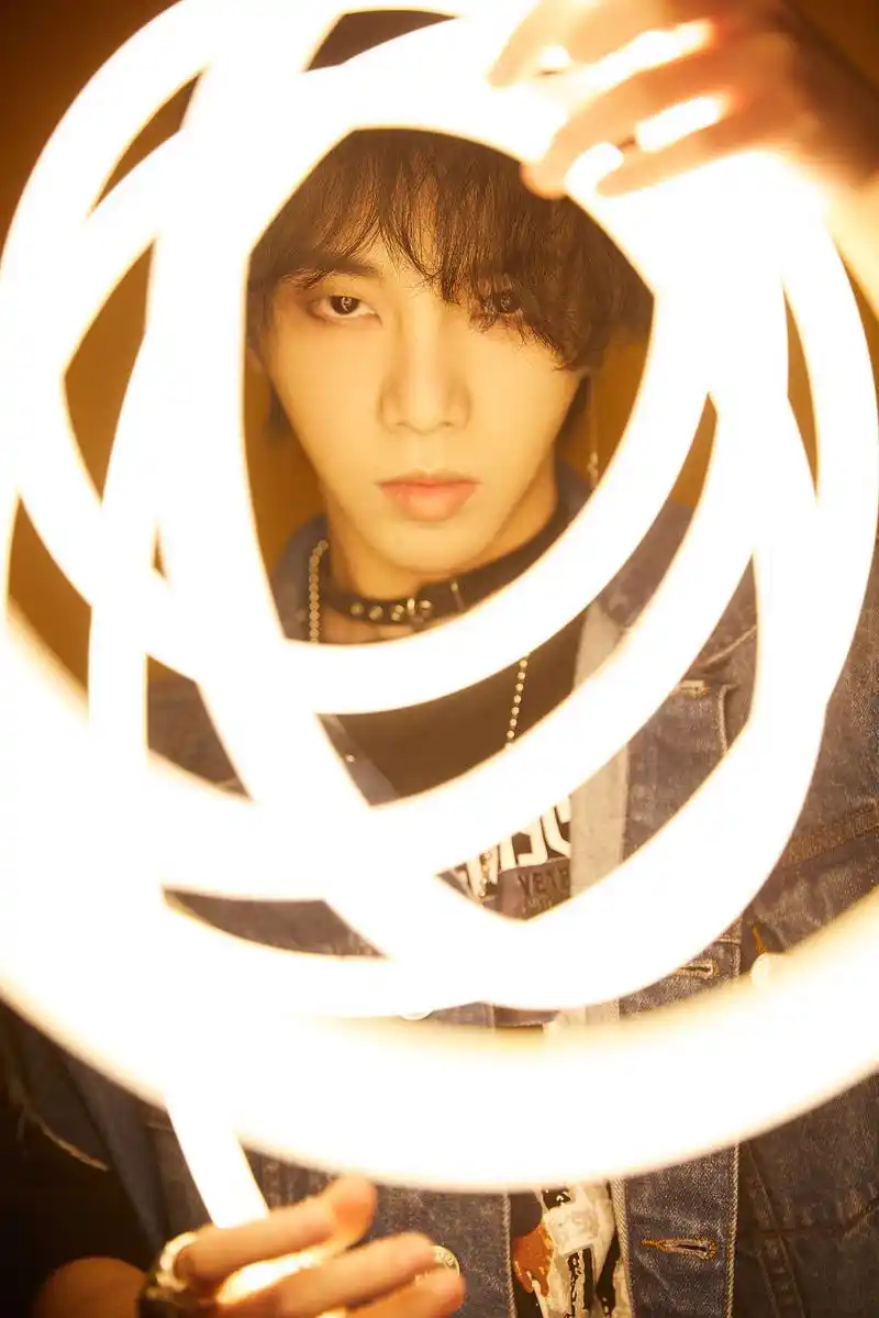 消息深圳演唱会预售票进入倒计时华晨宇光影错落间美图来袭