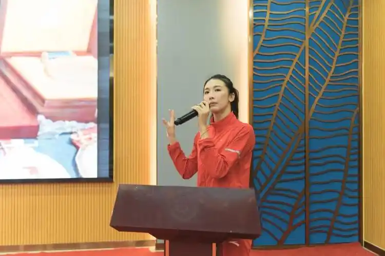 广大附中高新区实验学校校长胡静强调了游泳馆对提高学生身体素质