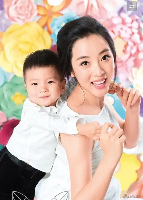 李思思3月底二胎得子取名皮皮素颜抱子出镜图
