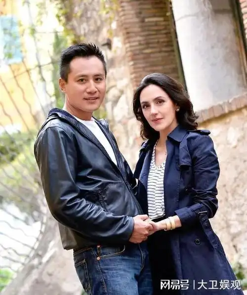 刘烨娶了法国妻子后,生下了一双儿女,他的跨国婚姻过得异常甜蜜.