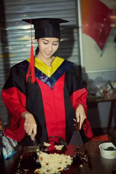 浙大美女博士街头卖炒饭 校方回应:韩国留学生-王潇潇- 颐恒教育网校