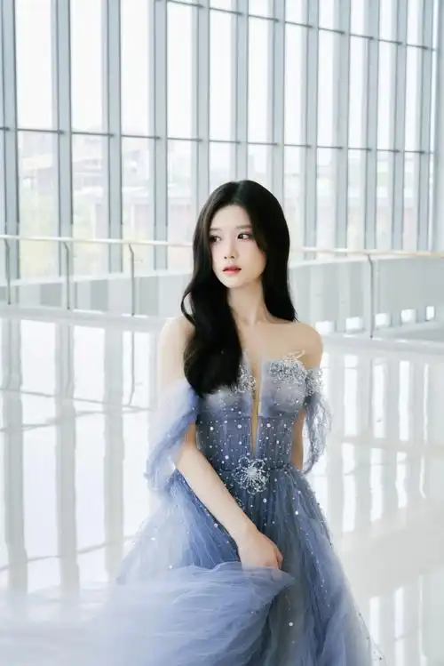 陈意涵estelle超话91#陈意涵芭莎造型#取银河星辉之色,闪耀盛放于