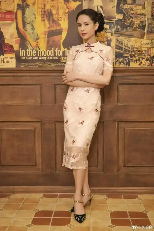 娱乐 明星 港台 > 李若彤穿旗袍秀手臂肌肉 身材纤细冻龄似少女相关热