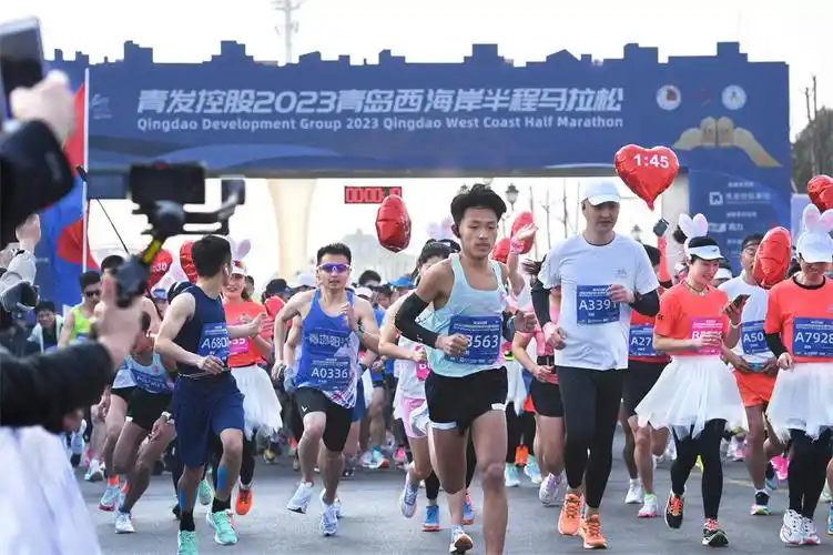 青岛西海岸半程马拉松鸣枪起跑