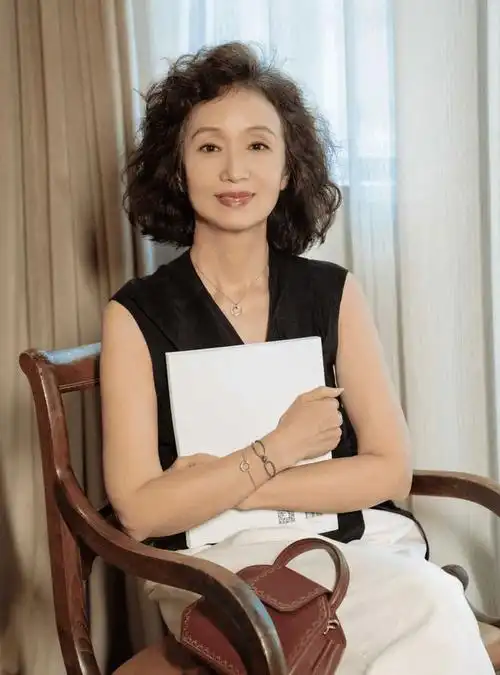 女人如果还没到60岁这3款大妈发型尽量别留会显老很多